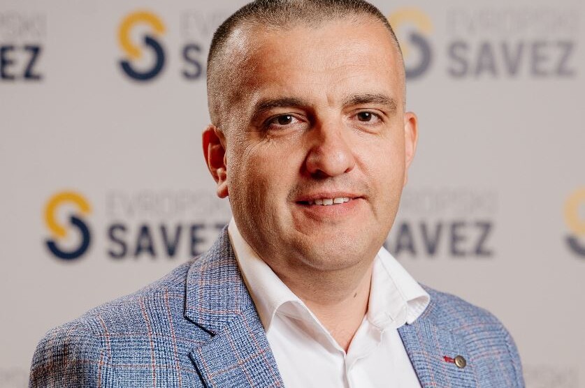 Striković: Nekad im je smetalo 20, danas im ne smeta 35 članova Vlade – kad su “naši” sve može