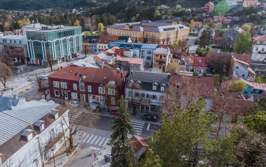 Uhapšen Cetinjanin: Sjekirom prijetio vozaču nakon svađe u saobraćaju