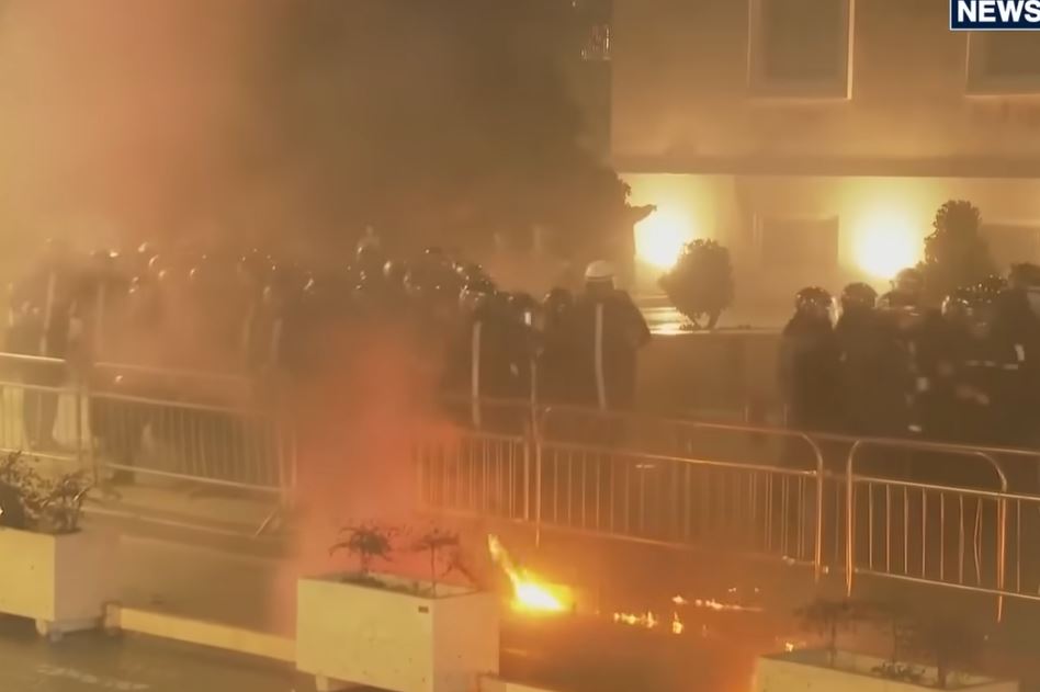 Haos u Tirani: Demonstranti napadaju institucije, kamenice i Molotovljevi kokteli prema Vladi (VIDEO)