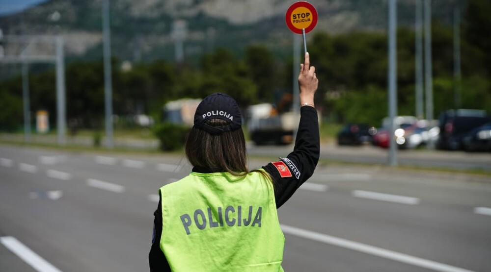 Budva: Vozio pijan, oštetio tri parkirana auta pa se sudario sa kamionom