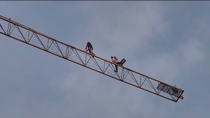 (VIDEO) Rizičan izazov zarad snimka na mrežama: Mladi na vrhu toranjske dizalice u Perazića Dolu