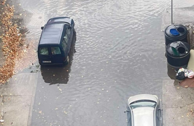 Ulice i parking prostori u glavnom gradu pod vodom nakon obilne kiše