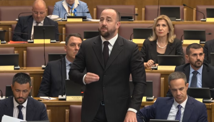 (UŽIVO/VIDEO) Butorović: Očekujem da opozicija podrži rekonstrukciju; Nikolić: Parlament ponižen