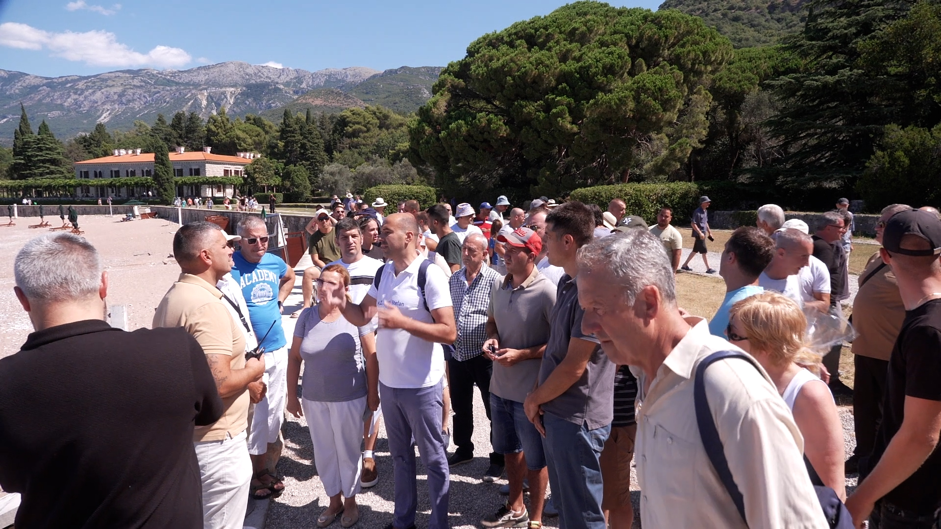 Grupa mještana Budve i političkih funkcionera blokirala grad hotel Sveti Stefan