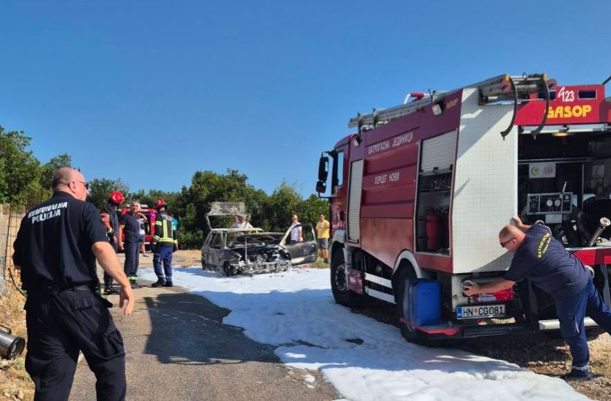 Putnički automobil u plamenu, vatrogasci brzo lokalizovali vatru