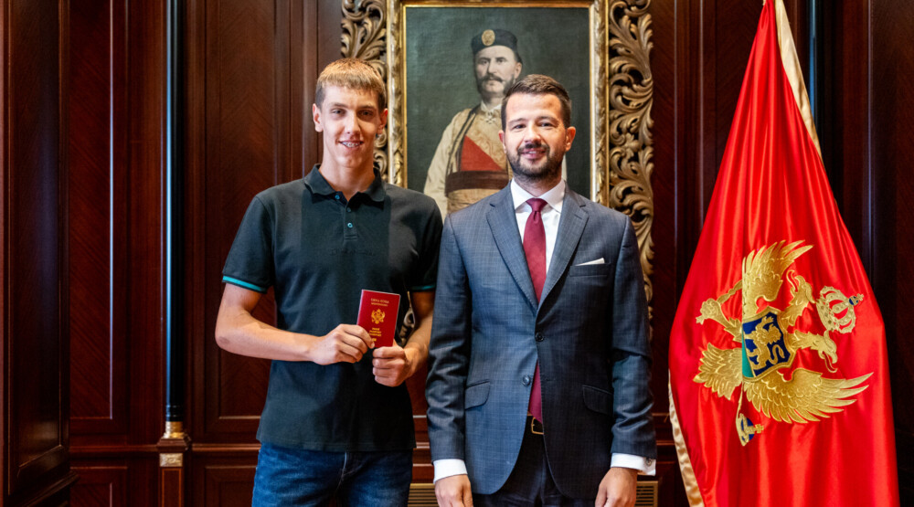 Milatović uručio pasoš Marku Pavloviću: Crna Gora dobila pojačanje za budućnost vaterpola