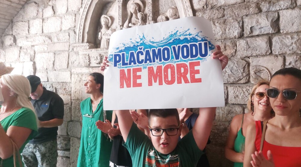 Kotorani zbog nedostatka vode za piće 15 minuta blokirali ulaz u stari grad