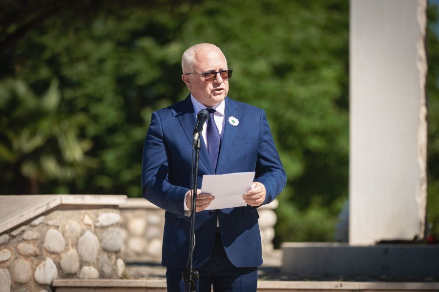 Mustafić: Mladi ne smiju odrastati bez znanja o dešavanjima u Srebrenici