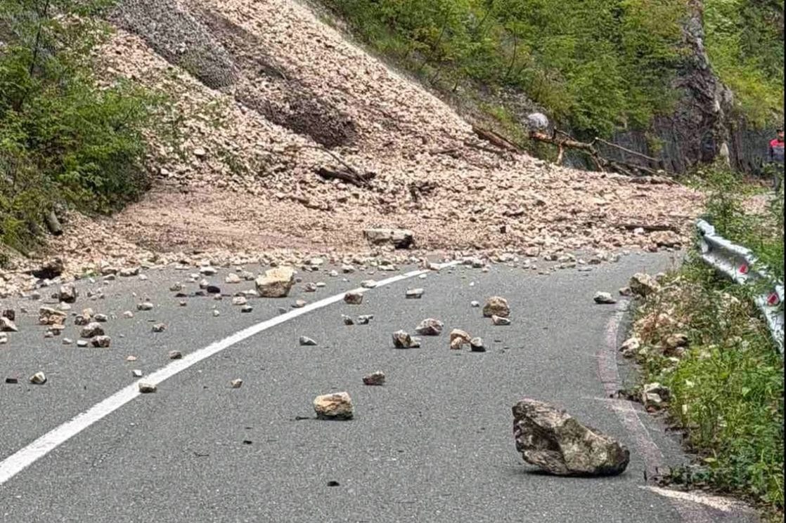 Odron na putu Mojkovac – Đurđevića Tara: Blokiran saobraćaj