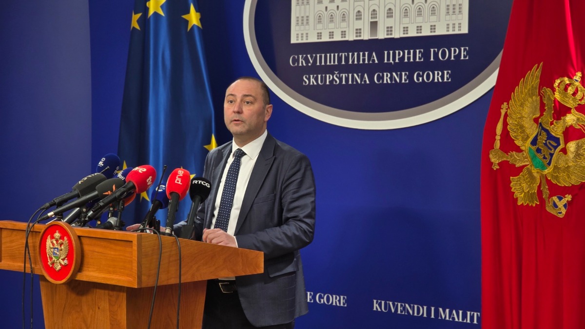 Đoković odgovorio ES: Negirate li da je vaš visoki funkcioner nazivao srpske političare “četničkom bagrom” ili su i za to krivi mediji?