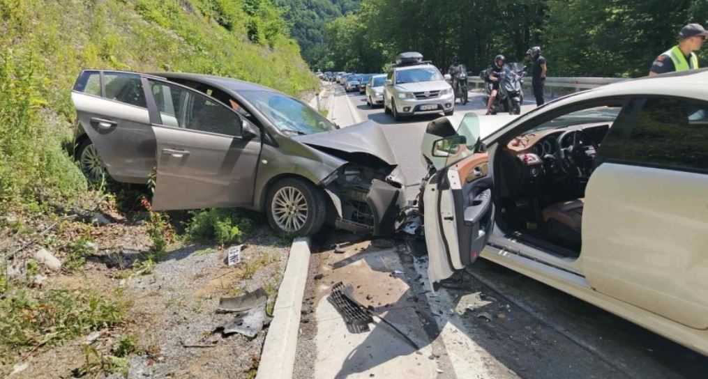 Udes na putu Kolašin – Mateševo, povrijeđeni transportovani u bolnicu