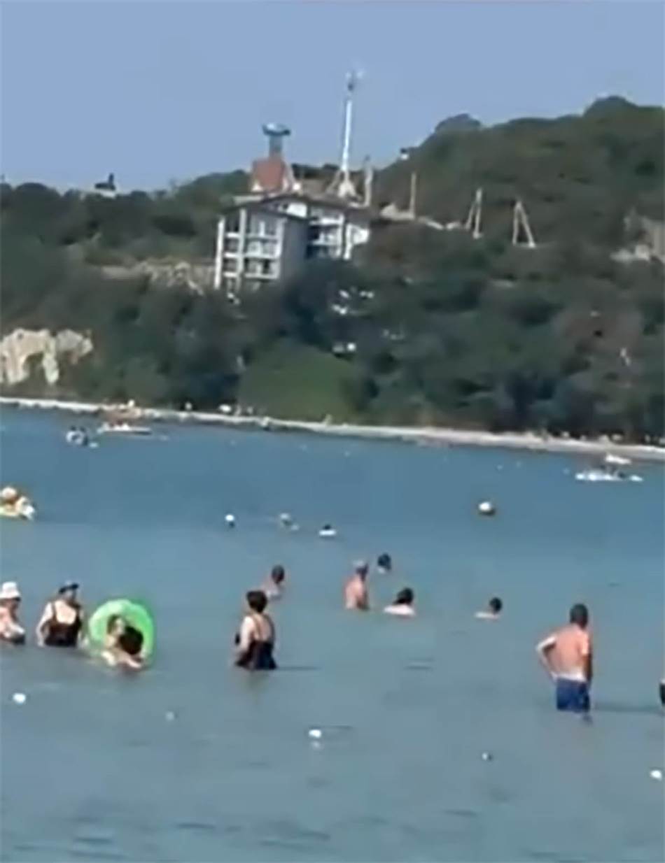 Dron pao među kupače na ljetovalištu: Tri osobe poginule, 13 povrijeđeno