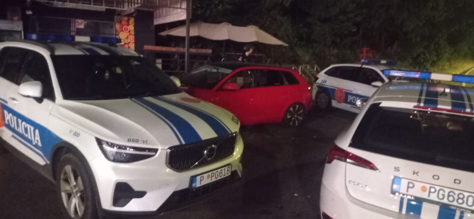 Pokušao da podmiti policajca, pa se zaključao u automobil