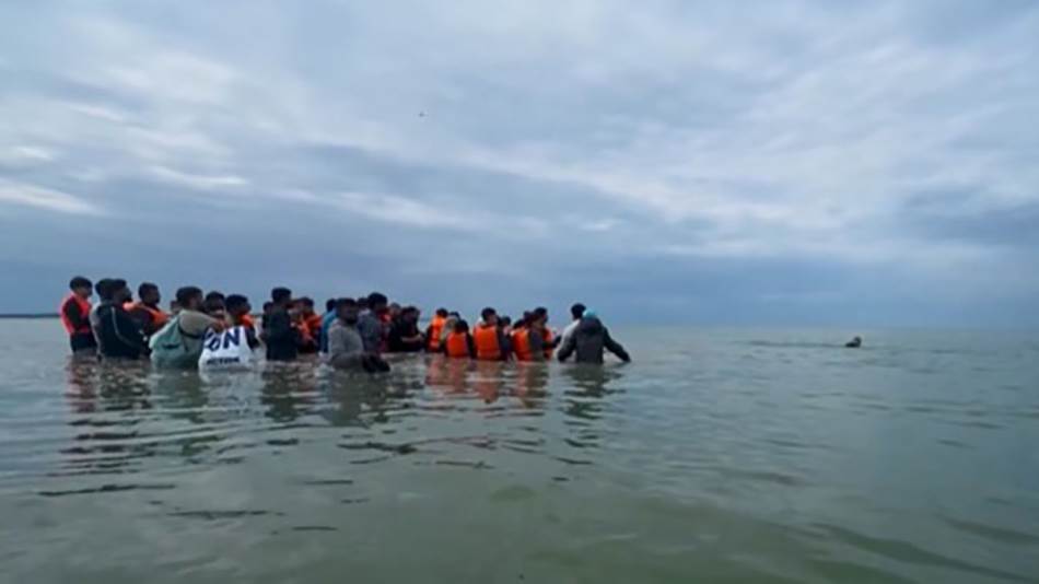 Migranti pokušali ilegalno da uđu u Veliku Britaniju: Čak 230 ljudi prešlo Lamanš u jednom malom čamcu