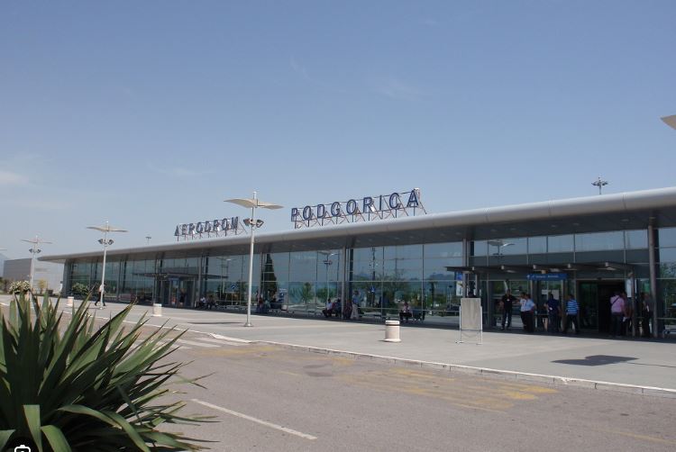 Aerodromi Podgorica: Divlji taksisti lome rampe, kidaju lance, čupaju stubiće, autom nasrću na zaposlene