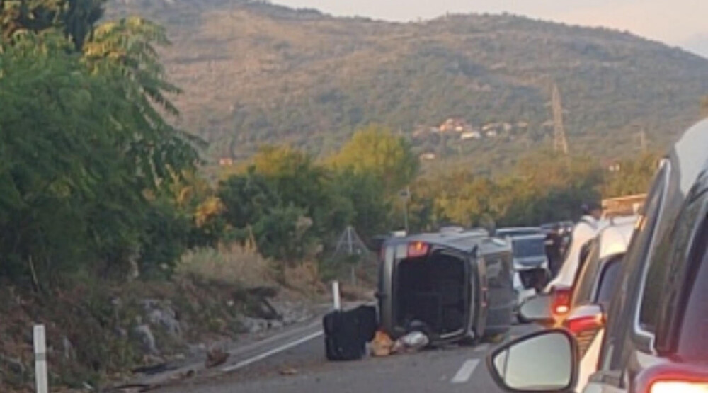 Automobil završio na boku kod Barutane: U vozilu bilo šest osoba, među njima četvoro djece