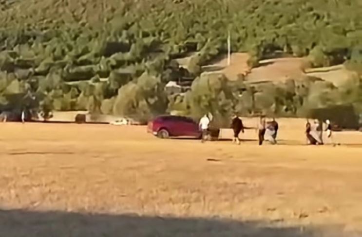Bileća: Automobilom namjerno udario ljude, policija traga za vozačem