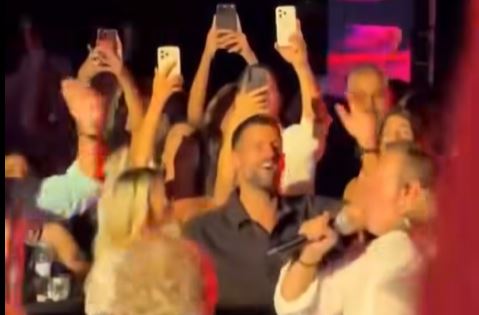 (VIDEO) Spektakl na Kanli Kuli u Herceg Novom: Nole sa Brabom i Nigorom otpjevao “Tropski bar”