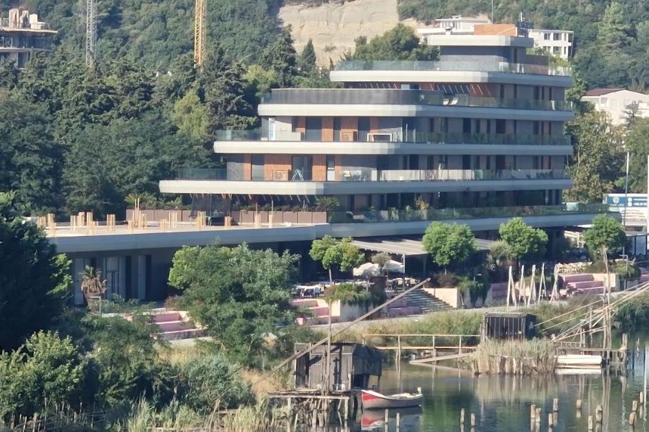 Stanari papreno platili stanove u zgradi na “pjeni od mora”, a sada strahuju za bezbjednost