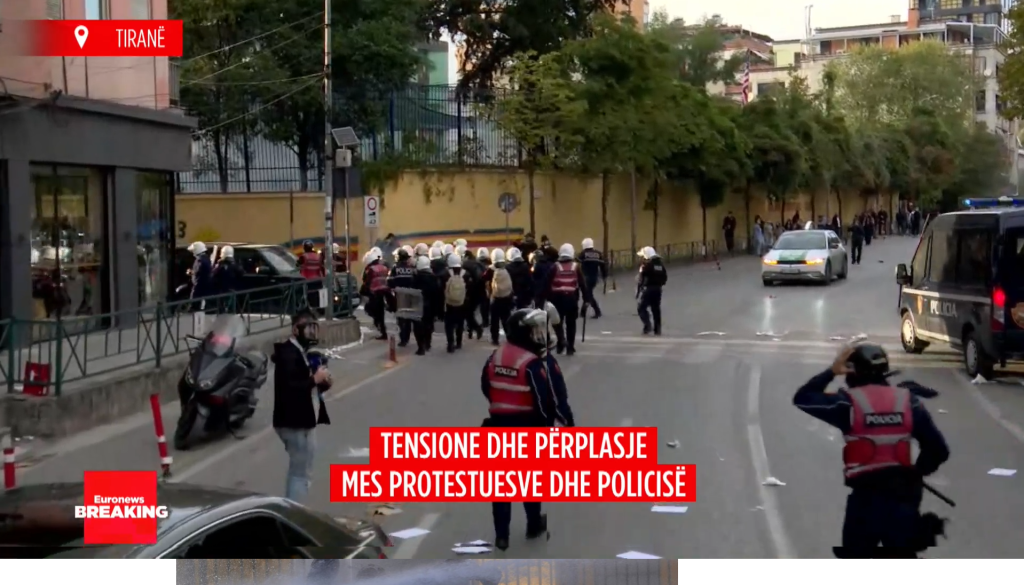 Treći dan protesta u Albaniji: Sukobi širom zemlje, desetine privedenih (VIDEO)