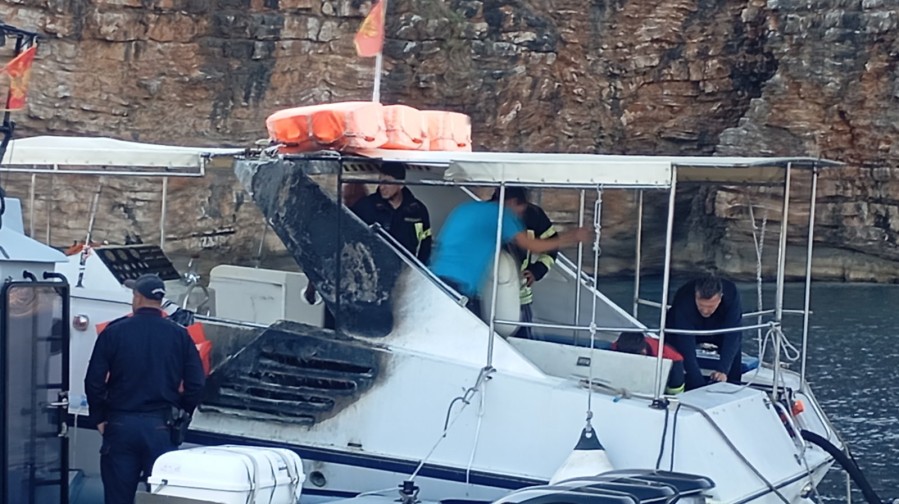 Požar na čamcu kod Budve, evakuisano 20 osoba