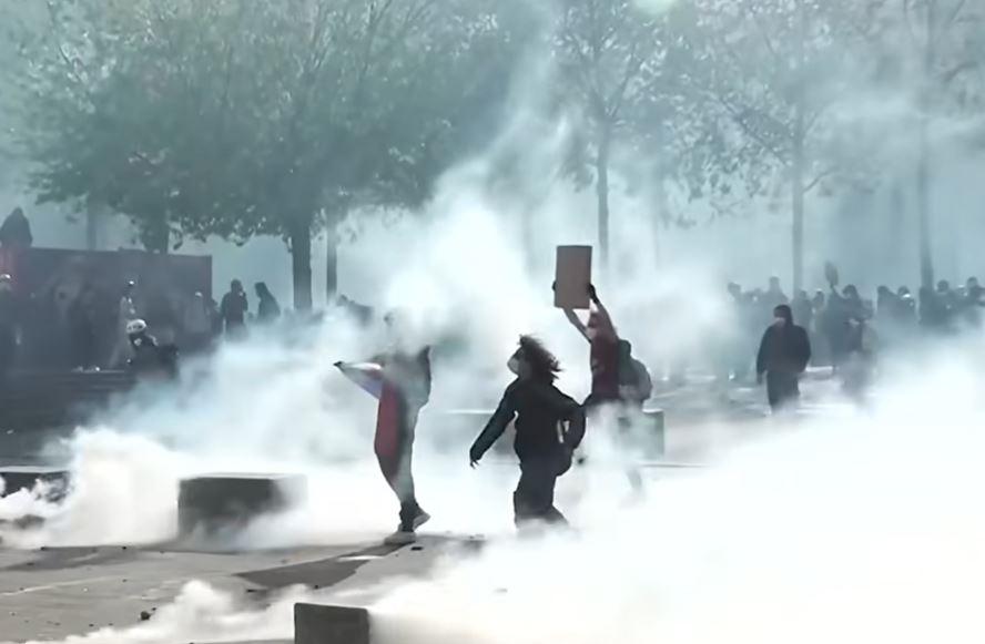 Nasilje u Parizu eskaliralo: 30.000 pljačkaša na ulicama, povrijeđeno 118 policajaca