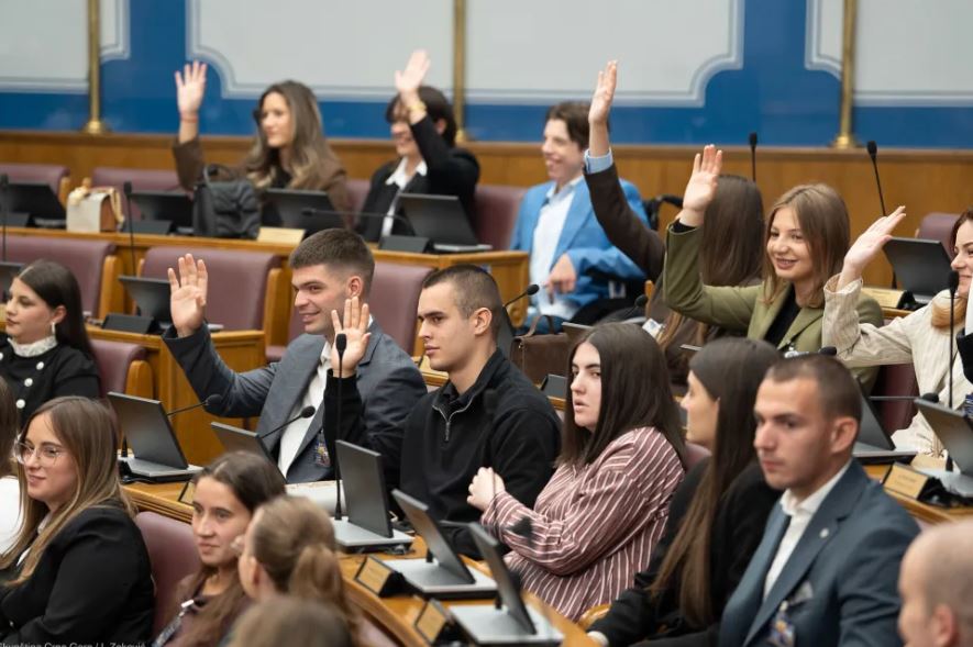 Studenti razgovarali sa poslanicima: Traže bolje uslove za rad, podršku mentalnom zdravlju i zaštitu na internetu
