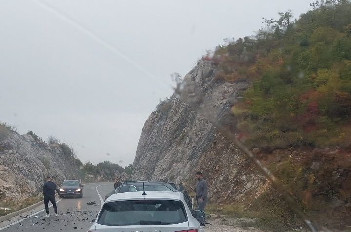 Udes na putu Nikšić – Plužine: Sudarila se dva automobila, ima povrijeđenih
